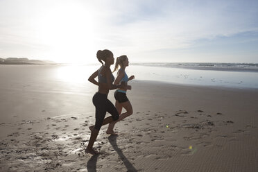 Südafrika, Kapstadt, zwei Frauen joggen am Strand - ZEF005214
