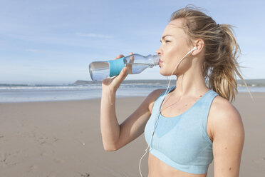 South Africa, Cape Town, young jogger drinking water from bottle - ZEF005220