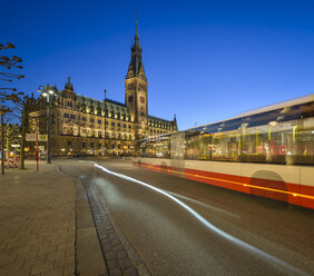 Deutschland, Hamburg, Rathaus und Bus, blaue Stunde - RJF000450