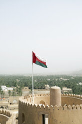 Arabien, Oman, Rustaq, Festung, Turm mit Nationalflagge - HLF000905