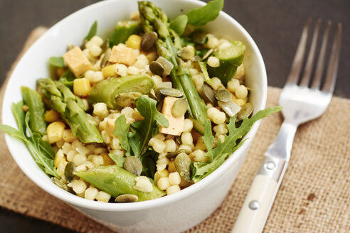 Stetson-Salat mit Perlcouscous, Mais, Spargel, Rucola, Haselnüssen, Schalotten, veganem Käse, Basilikum-Pesto und Kürbiskernen - HAWF000785