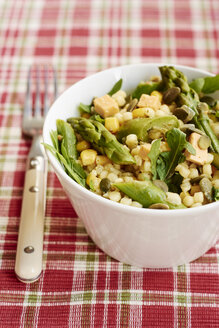 Stetson-Salat mit Perlcouscous, Mais, Spargel, Rucola, Haselnüssen, Schalotten, veganem Käse, Basilikum-Pesto und Kürbiskernen - HAWF000784