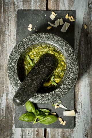 Pesto alla genovese mit Mörser zubereiten, lizenzfreies Stockfoto