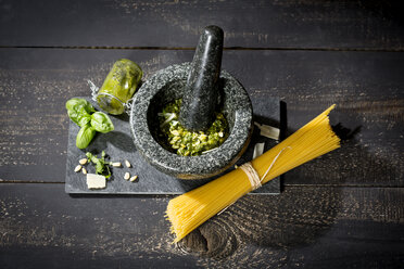 Preparing pesto alla genovese with mortar, uncooked spaghetti - MAEF010591