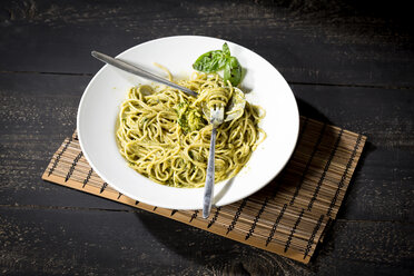 Plate of spaghetti with pesto Genovese - MAEF010593