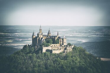 Deutschland, Zollernalbkreis, Blick zur Burg Hohenzollern - ELF001502
