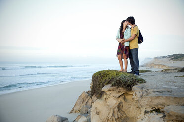 Südafrika, küssendes Paar an der Küste stehend - TOYF000954