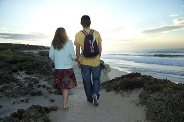 Südafrika, Paar beim Spaziergang an der Küste - TOYF000955