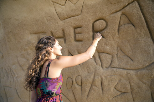 Südafrika, Frau ritzt ihren Namen in eine Felswand - TOYF000963