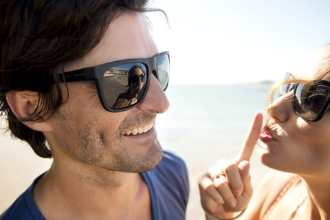 Südafrika, Porträt eines glücklichen Paares mit Sonnenbrille, lizenzfreies Stockfoto