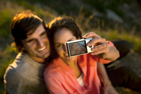 Südafrika, Paar macht ein Selfie in der Abenddämmerung - TOYF000989