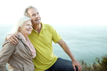 South Africa, portrait of happy senior couple in front of the sea - TOYF001001