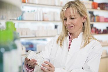 Portrait of female pharmacist doing inventory control - FKF001078
