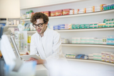 Pharmacist using digital tablet - FKF001116