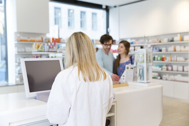 Kunden und Apothekerin in einer Apotheke - FKF001107