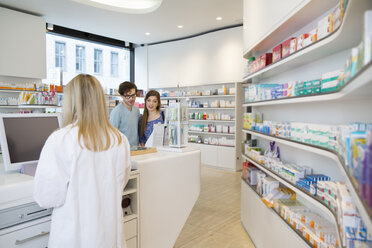 Kunden und Apothekerin in einer Apotheke - FKF001108