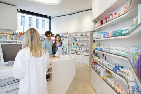 Customers and female pharmacist in a pharmacy - FKF001108