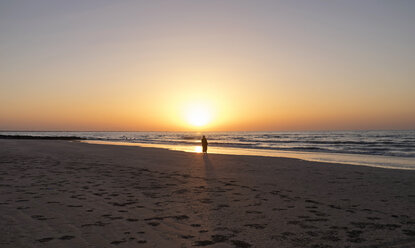 Arabien, Oman, Al Sawadi, Strand bei Sonnenuntergang - HLF000907