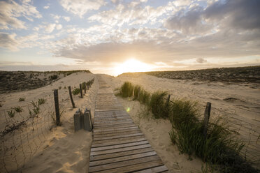 Frankreich, Lacanau, Holzpromenade in den Stranddünen bei Abenddämmerung - MYF001002