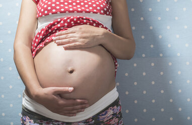 Schwangere Frau zeigt ihren Bauch - DEGF000413