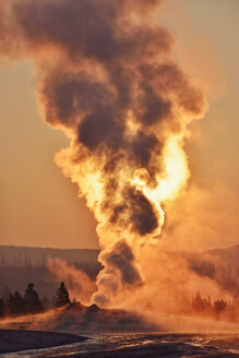 USA, Wyoming, Yellowstone-Nationalpark, Oberes Geysirbecken, dampfender Geysir Old Faithful bei Sonnenaufgang - RUEF001607