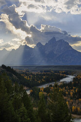 USA, Wyoming, Grand Teton National Park, Dramatischer Himmel über der Teton Range vom Snake River Overlook aus gesehen - RUEF001608