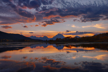 USA, Wyoming, Grand Teton National Park, Teton Range, Mount Moran, Oxbow Bend, Snake River at sunset - RUEF001624