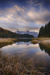 Italien, Dolomiten, Belluno, Misurina See mit Berg Sorapiss bei Sonnenaufgang - RUEF001616