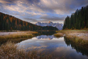 Italy, Dolomites, Belluno, Misurina Lake with mountain Sorapiss at sunrise - RUEF001617