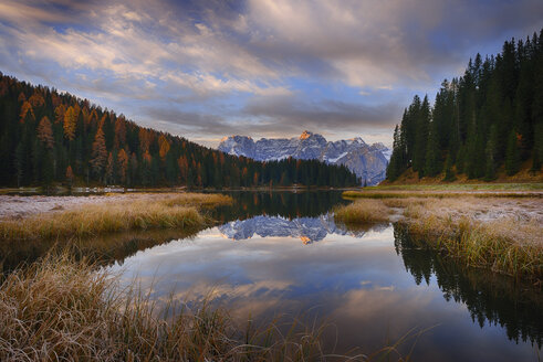 Italien, Dolomiten, Belluno, Misurina See mit Berg Sorapiss bei Sonnenaufgang - RUEF001617