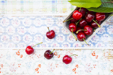 Organic cherries in bowl - LVF003437