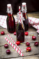 Organic cherry juice in bottles - LVF003445