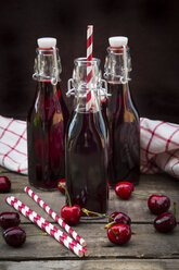 Organic cherry juice in bottles - LVF003447