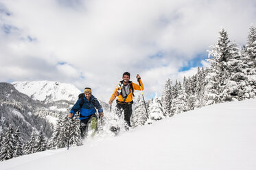 Austria, Altenmarkt-Zauchensee, two ski mountaineers on their way to Strimskogel - HHF005368