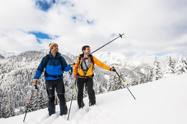 Austria, Altenmarkt-Zauchensee, two ski mountaineers on their way to Strimskogel - HHF005366