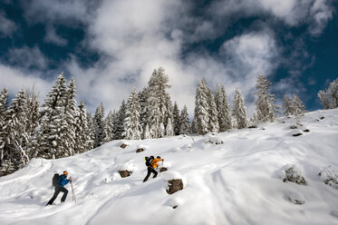 Austria, Altenmarkt-Zauchensee, two ski mountaineers on their way to Strimskogel - HHF005367