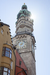 Österreich, Innsbruck, Blick auf den Stadtturm bei Gegenlicht - WIF002123