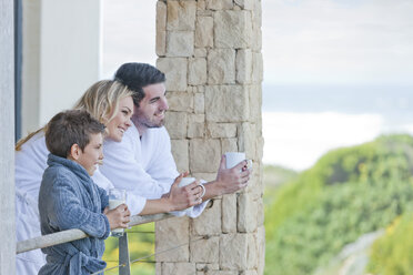 Familie auf der Veranda des Strandhauses - ZEF005341