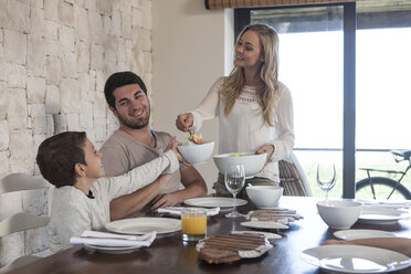 Familie beim Mittagessen am Esszimmertisch - ZEF005372