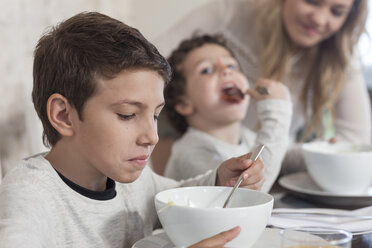 Junge mit Familie beim Mittagessen im Esszimmer - ZEF005379