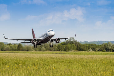 Start eines Flugzeugs am Flughafen - EJWF000757