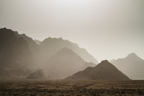 Iran, Chak Chak, view to mountain range and desert - FLF001154