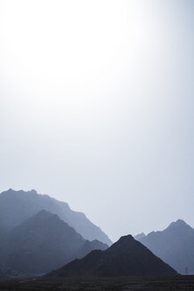 Iran, Chak Chak, Blick auf die Bergkette - FLF001131
