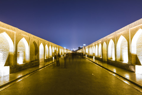 Iran, Isfahan, beleuchtete Bogenbrücke Siosepol am Abend, lizenzfreies Stockfoto