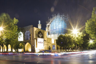 Iran, Isfahan, Blick auf die beleuchtete Madrassa Chahar Bagh am Abend - FLF001156