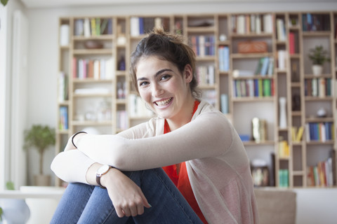 Porträt einer lächelnden jungen Frau zu Hause, lizenzfreies Stockfoto