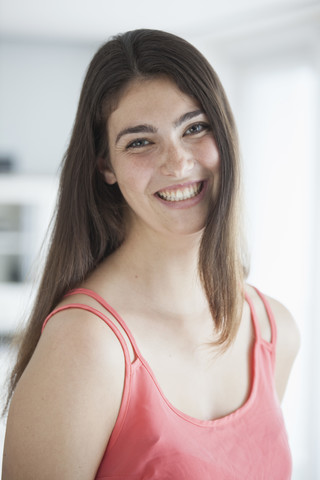 Porträt einer lächelnden jungen Frau, lizenzfreies Stockfoto