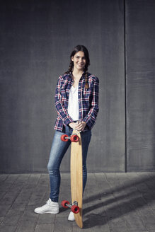 Junge Frau mit Longboard - RBF002879