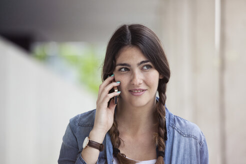 Junge Frau telefoniert mit Smartphone - RBF002884