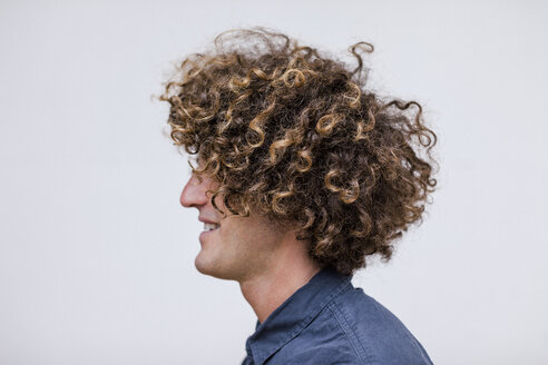 Profil eines lächelnden Mannes mit lockigem Haar - EBSF000836